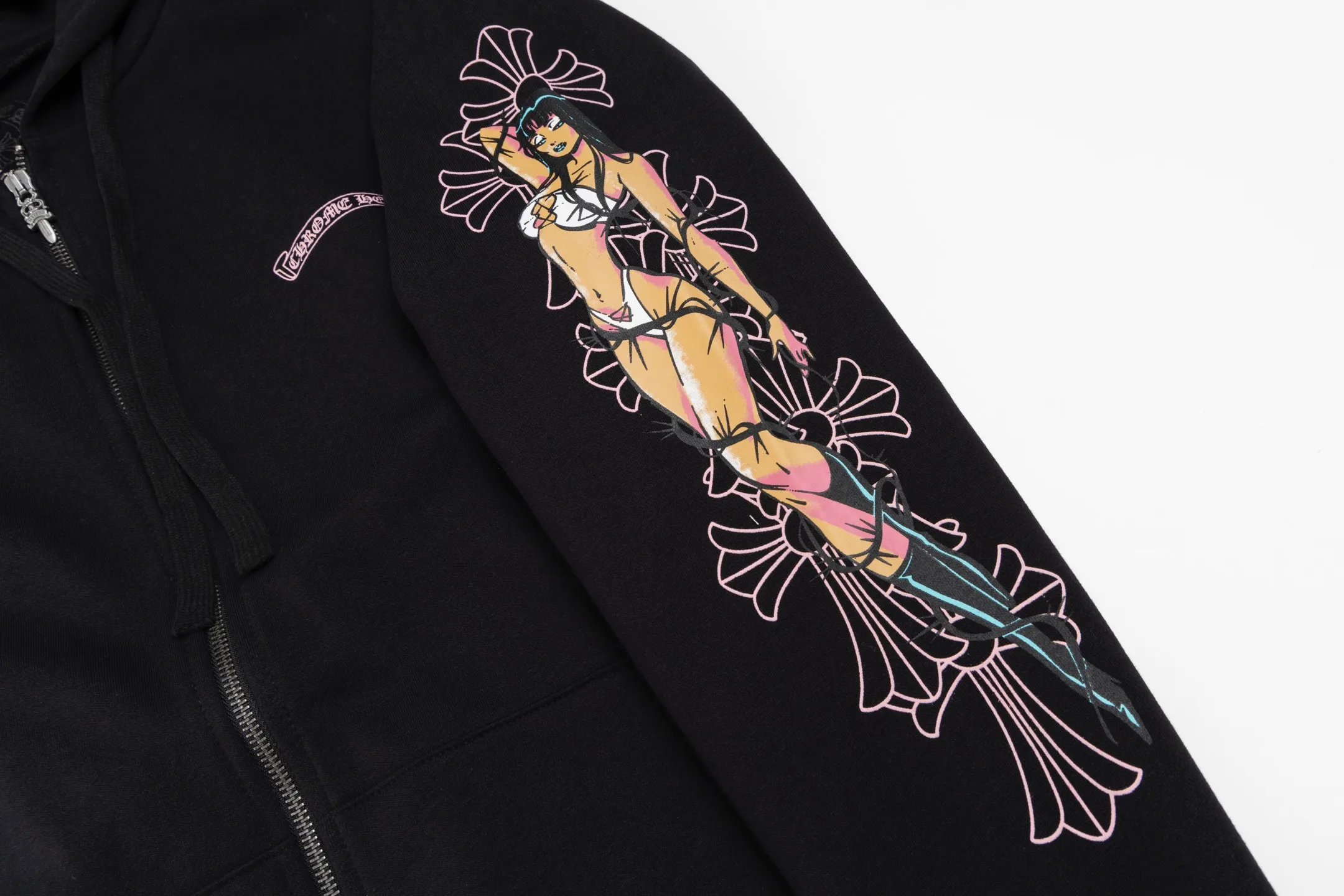 P480 Exclusive supply] CH Crow Heart Deadly Doll co-branded hooded jacket. The fabric is made of 420 grams of high-quality thin velvet thick fish scale fabric, bringing a comfortable wearing experience. The fabric has been professionally brushed and washed to give the clothing a soft, skin-friendly feel. The printed pattern on the sweatshirt strictly follows the original design and uses hand-made glue printing technology to ensure that the pattern is clear and lasting. The zipper part is specially made of real antique silver and has been carefully aged. The zipper head is sprayed with silver to create a retro texture. The whole body has been shaped to keep the shape crisp. This sweatshirt strives for excellence in craftsmanship and reflects high-end quality from fabric selection to detail processing. It not only retains the street fashion sense, but also incorporates Chrome Hearts' iconic luxury elements. It is an ideal choice for fashion lovers who pursue individuality and quality. Size:S/M/L